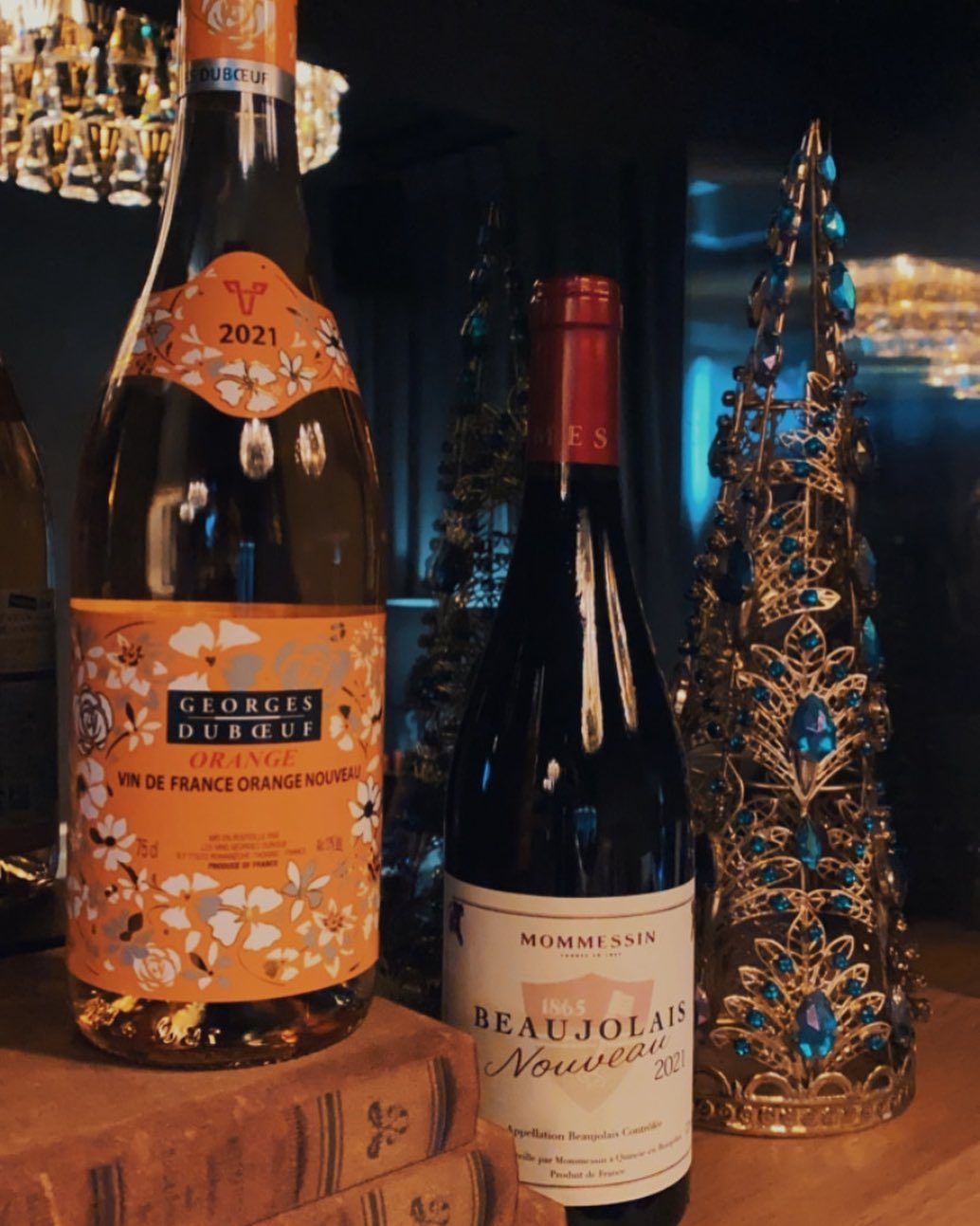 2021y ボジョレー・ヌーヴォー　　　オレンジ・ヌーヴォー解禁️️ボジョレー・ヌーボーとは、フランスのブルゴーニュ地方にあるボジョレー地区で造られているワインです。ヌーボーはフランス語で「新しいもの」という意味があります。ボジョレー・ヌーボーは、つまりボジョレー地区の新酒という意味を表しています。2021年のボジョレーヌーボーは霜害でかなりの被害に遭いましたが、出来栄えは良好ですそして今年注目のオレンジワイン シャルドネの旨味とコクが詰まった色鮮やかなオレンジヌーヴォー、辛口の白ワインと素敵なカラメル色ジープラザで一度御賞味下さい！！#ZiPLAZA#ziplaza大宮 #ジープラザ#レストランバー#大宮#大宮駅#大宮東口#大宮グルメ　#カクテル#大宮ディナー#個室#大宮個室#個室ディナー#個室デート#女子会#夜カフェ #女子会ディナー#女子会コース#バースデープレート #誕生日ご飯 #デートスポット #記念日ディナー #バーテンダー#バースデーケーキ　 #バー#ボジョレーヌーボー2021 #オレンジヌーヴォー2021